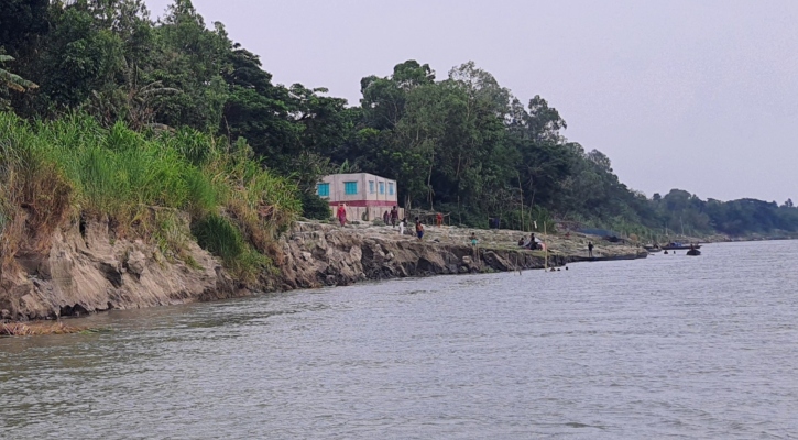 দৌলতপুরে যমুনায় বিলীন হলো কোটি টাকার স্কুল